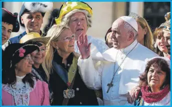  ??  ?? El papa Francisco saluda a varios fieles en la plaza de San Pedro