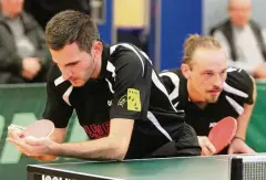  ?? FOTO: JAN ZABLOWSKI ?? Armen Torosjan (beim Aufschlag) und Frank Lauterbach wollen mit Bad Tabarz wieder oben mitspielen.