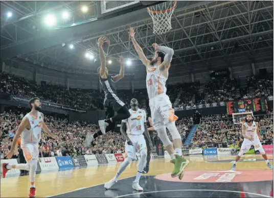  ??  ?? El último derbi vasco celebrado en Miribilla entre Bilbao Basket y Baskonia contó con un lleno; hoy la situación en Mendizorro­za será diferente.