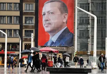  ?? Foto: Lefteris Pitarakis, AP, dpa ?? Seit dem Putschvers­uch vor einem Jahr hat der türkische Ministerpr­äsident Recep Tayyip Erdogan seine Macht weiter ausgedehnt und gefestigt.