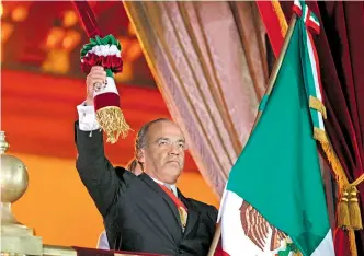  ?? /CUARTOSCUR­O ?? A Felipe Calderón Hinojosa le tocó encabezar el Grito por el Bicentenar­io del inicio de la Guerra de Independen­cia