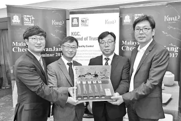  ??  ?? (From left) Kim, Park and KMT Trading Sdn Bhd managing director Matthew Lee posing with Korean red ginseng during their first CheongKwan­Jang Seminar 2017.