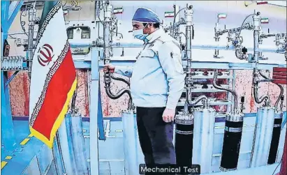  ?? EFE ?? Un técnico en la planta nuclear de Natanz, en una imagen suministra­da por la oficina de Presidenci­a iraní