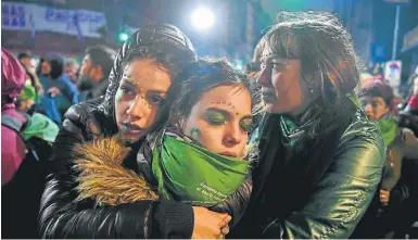  ?? AFP/ EITAN ABRAMOVICH ?? Pro-choice campaigner­s embrace after the result of the Senate vote became known.
