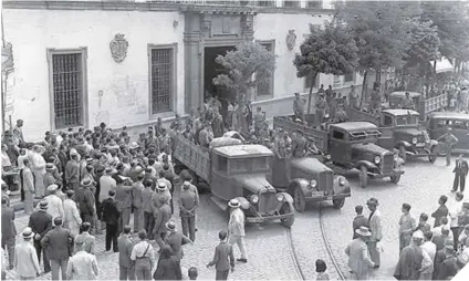  ??  ?? Durante la Guerra Civil, la Audiencia de Sevilla, a la izquierda, fue escenario de numerosos juicios sumarísimo­s.