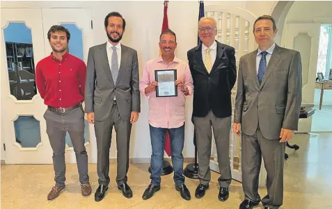  ?? / METRO ?? Ceremonia. El chef Mario Jiménez recibió por segundo año la distinción en una ceremonia íntima en la residencia del cónsul general de España en Puerto Rico, Josep María Bosch Bessa.