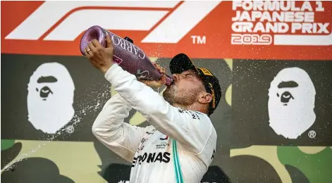  ?? JUN QIAN/JAWA POS ?? KETIGA: Pembalap Mercedes Valtteri Bottas merayakan kemenangan di podium GP Jepang. Itu merupakan kemenangan ketiganya musim ini.