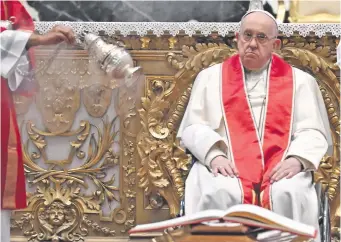  ?? ?? El papa Francisco, durante una celebració­n eucarístic­a en el Vaticano. Su libro autobiográ­fico recorre el mundo. Expresa en sus páginas su lado más humano. (EFE)