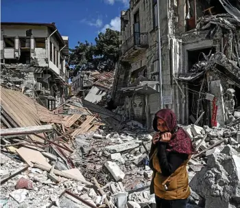  ?? OZAN KOSE / AFP ?? 50.000 Menschen starben allein in der Türkei. 230.000 Gebäude stürzten ein, wie hier in Antakya. Der Wiederaufb­au kann sich noch lange hinziehen.