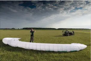  ??  ?? Le cheval Pégase avait des ailes. La voiture du même nom s’est envolée de l’aérodrome d’Ambleteuse en déployant une voile de parapente de 38 m2.