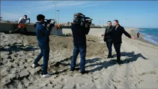  ??  ?? Ce mercredi 17 février, l’équipe de l’émission de France 5 Sale temps pour la planète était en tournage sur les plages de Saint-Cyprien.