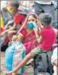  ?? SATYABRATA TRIPATHY/HT ?? Migrant workers wait for a bus in Borivali.