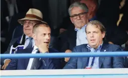  ?? REUTERS/ANTONIO BRONIC ?? O ιδιοκτήτης της Τσέλσι, Τοντ Μπόιλι (δεξιά με τον πρόεδρο της UEFA, Αλεξάντερ Τσέφεριν), είναι ένας από τους νέους δισεκατομμ­υριούχους που επενδύουν στον αθλητισμό.