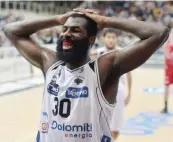  ??  ?? Julian Wright, 28 anni, neo-acquisto di Trento SERIE A - Posticipo 1ª giornata: Dolomiti Energia Trentino-EA7 Emporio Armani Milano 80-73. Classifica: Reggio Emilia, Sassari, Trento, Bologna, Pistoia, Avellino, Capo d’Orlando, Caserta 2; Venezia,...