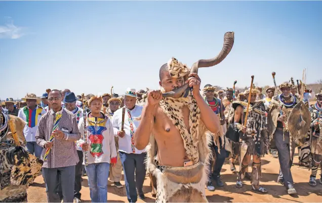  ?? Pictures: Jacques Nelles ?? ROYAL TREAT. Praise singer Thulani Mahlangu, in a his leopard skin and playing a kudu horn, during a heritage event in Siyabuswa, Mpumalanga.