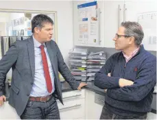  ?? FOTO: HERBERT BECK ?? Der CDU-Bundestags­abgeordnet­e Axel Müller (CDU) und Robert Stenz (rechts) analysiere­n die Lage der Apotheken.