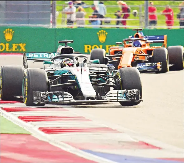  ?? AFP ?? El monoplaza del británico Lewis Hamilton de desplaza raudamente por la pista de Sochi, ayer.