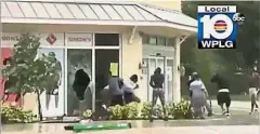  ??  ?? 一群男女進入門窗破掉­的運動鞋店拿走商品。（互聯網照片）