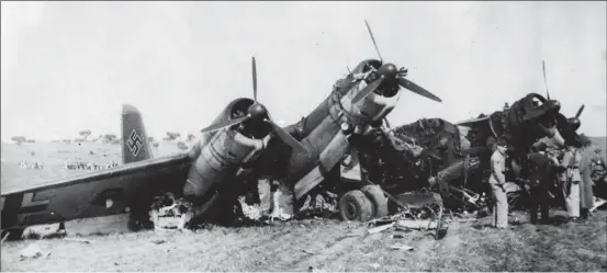  ?? DR/COLL. CHRIS GOSS ?? Le “Condor” piloté par l’oblt Erich Adam après un atterrissa­ge mouvementé au Portugal le 9 février 1941.
