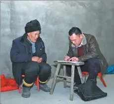  ??  ?? Left: Village cadre Chen Ping visits an impoverish­ed villager in Chenxiaozh­ai. Right: A woman works in a greenhouse in Lyuzhai township, Anhui, which was establishe­d as part of a poverty-relief program.