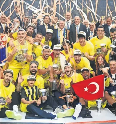  ??  ?? GRANDES. Los jugadores del Fenerbahçe celebran la primera Euroliga para Turquía.