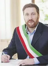  ??  ?? Amici Il sindaco di Pinzolo, in provincia di Trento, Michele Cereghini . A sinistra, Matteo Salvini