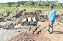  ??  ?? El puente habilitado hace menos de dos semanas por Obras Públicas se encuentra destruido.