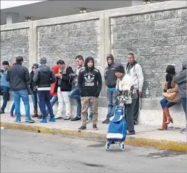  ?? Juan Cedillo European Pressphoto Agency ?? CUBANS wait in line at the Mexico-U.S. border in Nuevo Laredo late last month. The would-be immigrants were stuck after President Obama’s policy shift.