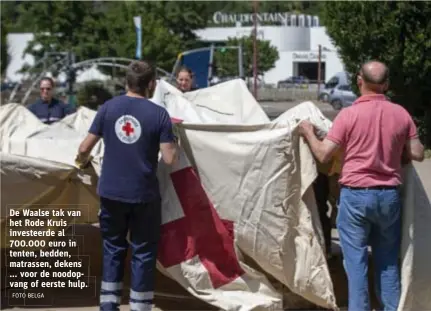  ?? FOTO BELGA ?? De Waalse tak van het Rode Kruis investeerd­e al 700.000 euro in tenten, bedden, matrassen, dekens ... voor de noodopvang of eerste hulp.