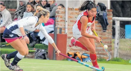  ?? PABLO PRESTI-LA NUEVA ?? la pigüense Ivana Mazars (Atlético Monte Hermoso) desborda ante la marca de la defensora Paloma.