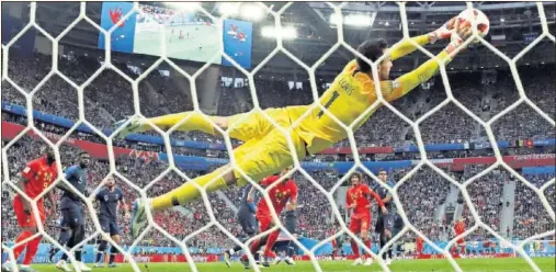  ??  ?? BÉLGICA-FRANCIA. Lloris, portero de la selección francesa, detiene una ocasión de gol de los belgas.