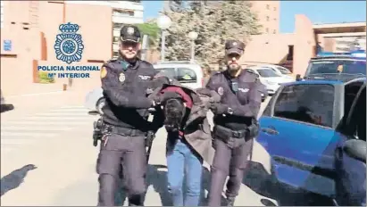  ?? POLICÍA NACIONAL ?? Momento de la detención de Alberto S., de 26 años, el pasado jueves en Madrid