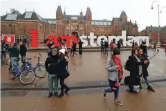  ?? Foto Yves Herman/Reuters ?? Amsterdam je pred pandemijo obiskalo več kot 20 milijonov turistov. To je preveč, so ugotovile mestne oblasti in začele sprejemati ukrepe.