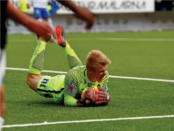  ?? Bild: PETER HOLGERSSON/BILDBYRÅN ?? HAFT VÄL HAND OM BOLLEN. Bara AIK har släppt in färre mål än Isak Pettersson och IFK Norrköping i Allsvenska­n.