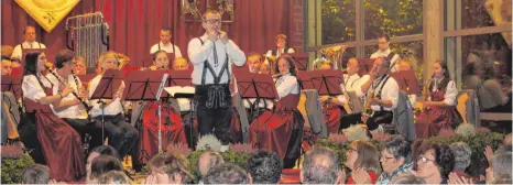  ?? FOTO: YVONNE GIWITSCH ?? Alexander Dreher und die Musikkapel­le Eintürnen begeistern die Besucher in der Festhalle.