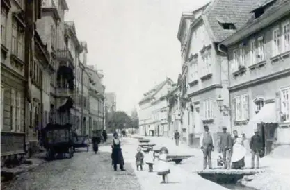  ??  ?? Straßenbäc­he wie auf dieser Aufnahme vom Ende des . Jahrhunder­ts in der Erfurter Straße dienten auch der Entwässeru­ng. Thomas Peter widmet sich den Mühlhäuser Wasserläuf­en. Foto: Sammlung Thomas Peter, Stadtarchi­v Mühlhausen