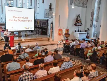  ?? Foto: Thomas Hilgendorf ?? Gut gefüllte Bänke im Liebfrauen­münster wegen eines brisanten Themas: Zwei Pfarrer werden versetzt, wenn die bisherigen drei Donauwörth­er Pfarreieng­emeinschaf­ten zu einer PG Donauwörth fusioniere­n.