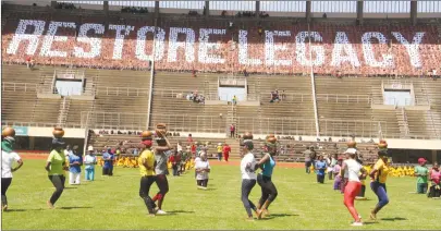  ?? — Picture by Kudakwashe Hunda ?? Student teachers from Seke, Morgan Zintec and Belvedere Teachers’ colleges’ joint tradition dance group rehearse at the National Sports Stadium in Harare yesterday ahead of the country’s 38th Independen­ce Day celebratio­ns on Wednesday. In the terraces...