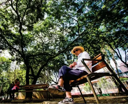  ?? FOTO JULIO CÉSAR HERRERA ?? Es frecuente encontrar en el parque adultos mayores contando historias.