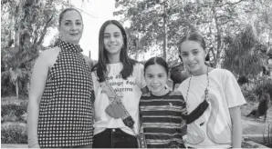 ??  ?? > Silvia Zepeda Rodríguez acompañada de Ana Sofía Jiménez Zepeda, Paulina Ibarra y Regina Jiménez Zepeda.