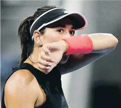  ?? JASON SZENES / EFE ?? Cel i infern. Aquest 2018, Garbiñe Muguruza ha guanyat 23 partits i n’ha perdut 14; només ha guanyat un torneig, el de Monterrey. Fora de les pistes gaudeix de gran popularita­t i abast mediàtic amb més d’un milió i mig de seguidors en les xarxes socials