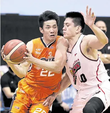  ?? —PHOTO FROMPBA IMAGES ?? Meralco’s Allein Maliksi (left) drives past Alaska’s Jeron Teng. Maliksi led the Bolts in scoring with 17 points.