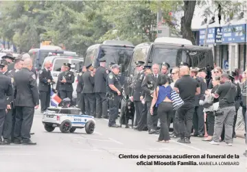  ?? MARIELA LOMBARD ?? Cientos de personas acudieron al funeral de la
oficial Miosotis Familia.