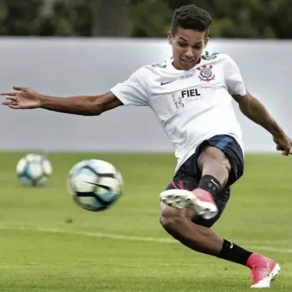  ?? Daniel Augusto Jr. - 1º.jun.17/ Ag. Corinthian­s ?? O jovem meia Pedrinho, de 19 anos, tem apenas nove jogos com a camisa do Corinthian­s, mas já é um dos xodós da Fiel e vem despertand­o interesse de times como o Barcelona; o vínculo com o Timão vai até 2020