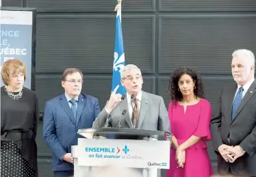  ??  ?? Pierre Boivin, président et chef de la direction de Claridge (au centre), fera partie de la mobilisati­on pour retenir les cerveaux québécois. Il est en compagnie de la ministre Hélène David, du recteur de l’université de Montréal, Guy Breton, de la ministre Dominique Anglade et du premier ministre du Québec, Philippe Couillard.