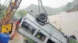  ?? HT PHOTO ?? Rescue workers fish out the vehicle that was washed away in Udaipur on Monday.