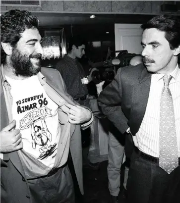  ?? EFE ?? Campaña electoral. Aznar celebró su 43 cumpleaños en Murcia el 25 de febrero de 1996, en un mitin de campaña junto a Miguel Ángel Rodríguez