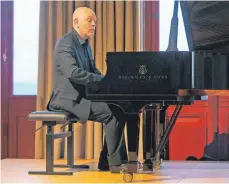  ?? FOTO: CHRISTEL VOITH ?? Ein weiteres Mal nimmt der Pianist Özgür Aydin mit tief verinnerli­chtem Spiel gefangen.