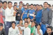  ?? MAHIPAL SINGH / HT ?? Rinku Singh (in blue, wearing cap) being honoured by local cricketers, his coaches, and friends and family on Tuesday.