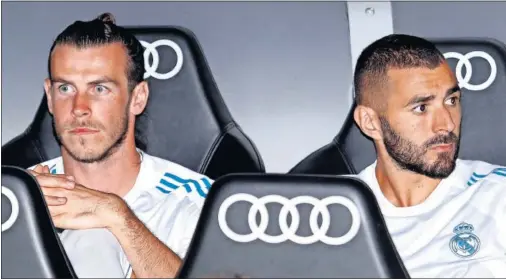  ??  ?? EN EL FOCO. Bale y Benzema fueron silbados por el Bernabéu en el último partido de Liga ante el Valencia.